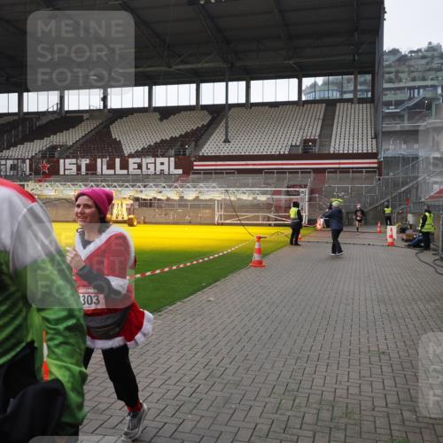 07.12.2025 - St. Pauli X-Mass-Run No. 15 Fabian Wolf http://msf.ph/oto/9419130 07.12.2025 11:30:03 Ziel 1941, 2787, 3303, 4839 meine-sportfotos.de