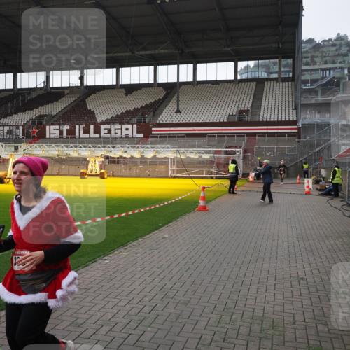 07.12.2025 - St. Pauli X-Mass-Run No. 15 Fabian Wolf http://msf.ph/oto/9419131 07.12.2025 11:30:03 Ziel 1941, 2787, 3303, 4839 meine-sportfotos.de