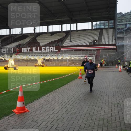 07.12.2025 - St. Pauli X-Mass-Run No. 15 Fabian Wolf http://msf.ph/oto/9419138 07.12.2025 11:30:07 Ziel 1941, 2705, 3303 meine-sportfotos.de