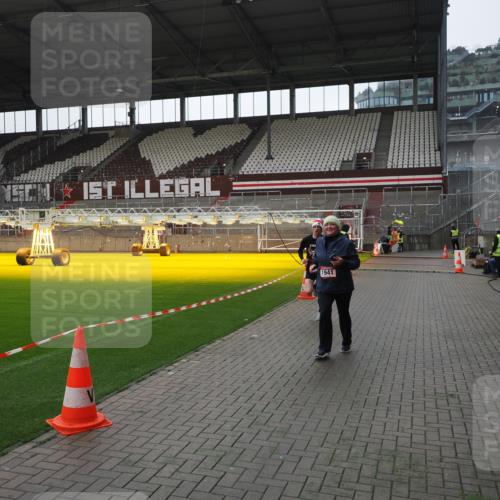 07.12.2025 - St. Pauli X-Mass-Run No. 15 Fabian Wolf http://msf.ph/oto/9419139 07.12.2025 11:30:07 Ziel 1941, 2705, 3303 meine-sportfotos.de