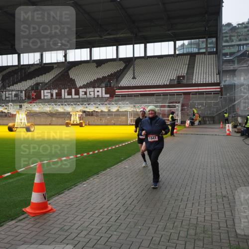 07.12.2025 - St. Pauli X-Mass-Run No. 15 Fabian Wolf http://msf.ph/oto/9419140 07.12.2025 11:30:08 Ziel 1941, 2705, 3303 meine-sportfotos.de