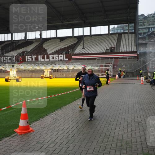 07.12.2025 - St. Pauli X-Mass-Run No. 15 Fabian Wolf http://msf.ph/oto/9419141 07.12.2025 11:30:08 Ziel 1941, 2705, 3303 meine-sportfotos.de