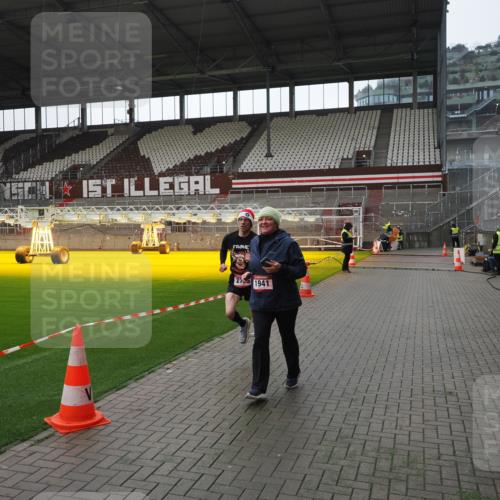 07.12.2025 - St. Pauli X-Mass-Run No. 15 Fabian Wolf http://msf.ph/oto/9419142 07.12.2025 11:30:08 Ziel 1941, 2705, 3303 meine-sportfotos.de