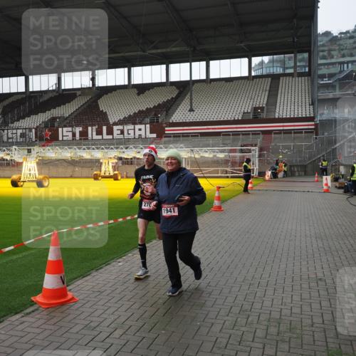 07.12.2025 - St. Pauli X-Mass-Run No. 15 Fabian Wolf http://msf.ph/oto/9419143 07.12.2025 11:30:08 Ziel 1941, 2705, 3303 meine-sportfotos.de