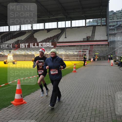07.12.2025 - St. Pauli X-Mass-Run No. 15 Fabian Wolf http://msf.ph/oto/9419144 07.12.2025 11:30:08 Ziel 1941, 2705, 3303 meine-sportfotos.de