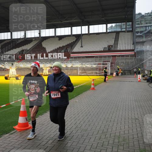 07.12.2025 - St. Pauli X-Mass-Run No. 15 Fabian Wolf http://msf.ph/oto/9419145 07.12.2025 11:30:09 Ziel 1941, 2705, 3303 meine-sportfotos.de