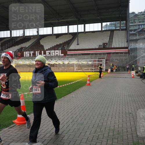 07.12.2025 - St. Pauli X-Mass-Run No. 15 Fabian Wolf http://msf.ph/oto/9419146 07.12.2025 11:30:09 Ziel 1941, 2705, 3303 meine-sportfotos.de