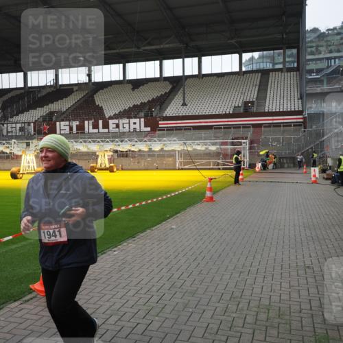 07.12.2025 - St. Pauli X-Mass-Run No. 15 Fabian Wolf http://msf.ph/oto/9419147 07.12.2025 11:30:09 Ziel 1941, 2705, 3303 meine-sportfotos.de