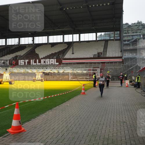 07.12.2025 - St. Pauli X-Mass-Run No. 15 Fabian Wolf http://msf.ph/oto/9419151 07.12.2025 11:30:21 Ziel 2020, 2509, 2705, 2876 meine-sportfotos.de