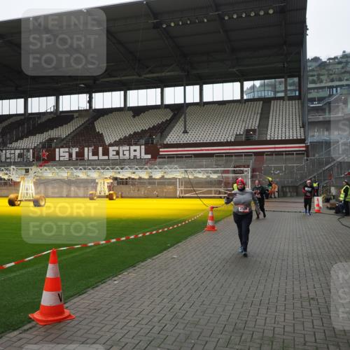07.12.2025 - St. Pauli X-Mass-Run No. 15 Fabian Wolf http://msf.ph/oto/9419152 07.12.2025 11:30:22 Ziel 2020, 2509, 2705, 2876 meine-sportfotos.de