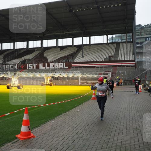 07.12.2025 - St. Pauli X-Mass-Run No. 15 Fabian Wolf http://msf.ph/oto/9419156 07.12.2025 11:30:23 Ziel 2020, 2509, 2705, 2876 meine-sportfotos.de