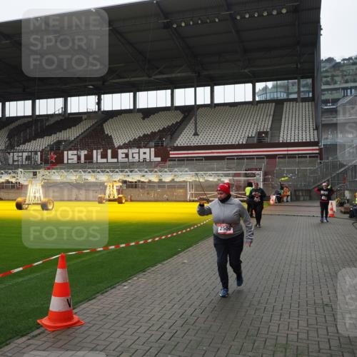 07.12.2025 - St. Pauli X-Mass-Run No. 15 Fabian Wolf http://msf.ph/oto/9419158 07.12.2025 11:30:23 Ziel 2020, 2509, 2705, 2876 meine-sportfotos.de