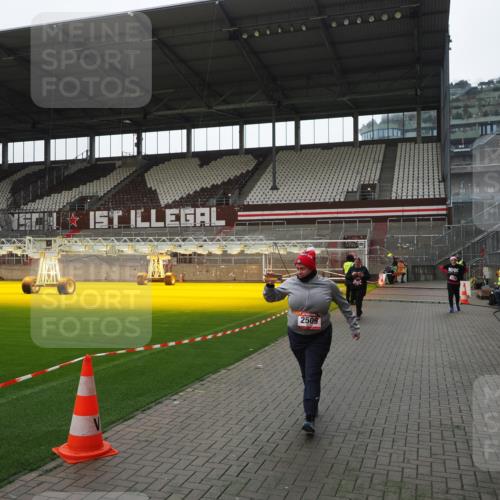 07.12.2025 - St. Pauli X-Mass-Run No. 15 Fabian Wolf http://msf.ph/oto/9419159 07.12.2025 11:30:23 Ziel 2020, 2509, 2705, 2876 meine-sportfotos.de