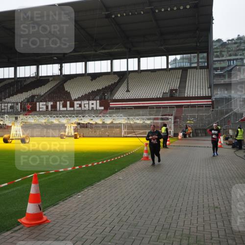 07.12.2025 - St. Pauli X-Mass-Run No. 15 Fabian Wolf http://msf.ph/oto/9419161 07.12.2025 11:30:26 Ziel 2020, 2509, 2876 meine-sportfotos.de