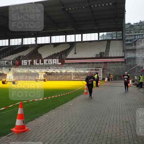 07.12.2025 - St. Pauli X-Mass-Run No. 15 Fabian Wolf http://msf.ph/oto/9419162 07.12.2025 11:30:26 Ziel 2020, 2509, 2876 meine-sportfotos.de