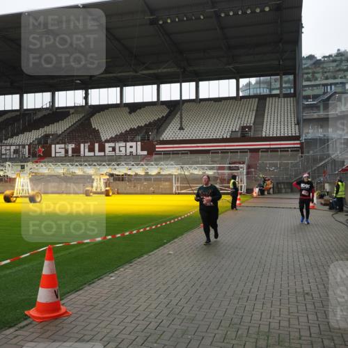 07.12.2025 - St. Pauli X-Mass-Run No. 15 Fabian Wolf http://msf.ph/oto/9419165 07.12.2025 11:30:26 Ziel 2020, 2509, 2876 meine-sportfotos.de