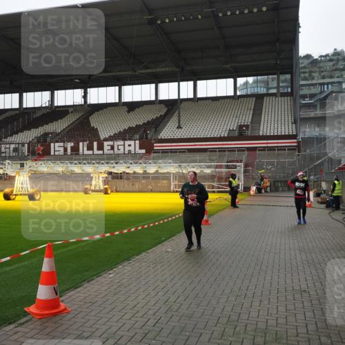 07.12.2025 - St. Pauli X-Mass-Run No. 15 Fabian Wolf http://msf.ph/oto/9419168 07.12.2025 11:30:27 Ziel 2020, 2509, 2876 meine-sportfotos.de