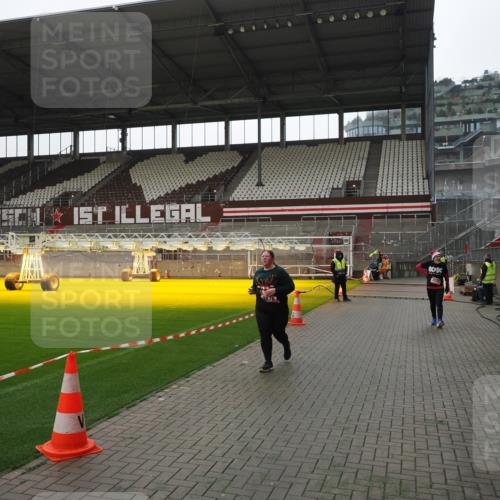 07.12.2025 - St. Pauli X-Mass-Run No. 15 Fabian Wolf http://msf.ph/oto/9419169 07.12.2025 11:30:27 Ziel 2020, 2509, 2876 meine-sportfotos.de