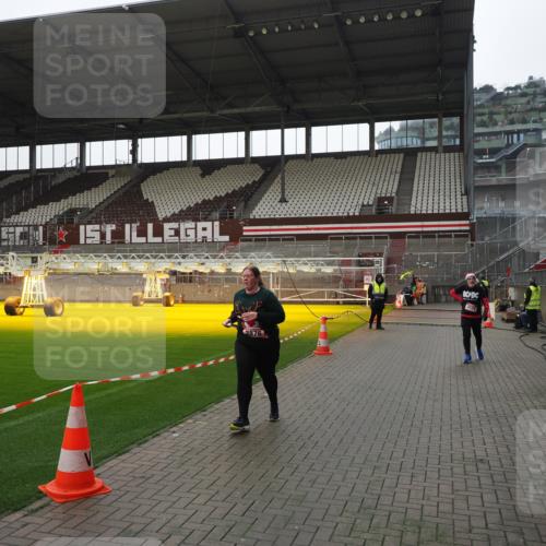 07.12.2025 - St. Pauli X-Mass-Run No. 15 Fabian Wolf http://msf.ph/oto/9419170 07.12.2025 11:30:28 Ziel 2020, 2509, 2876 meine-sportfotos.de