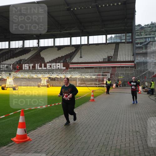 07.12.2025 - St. Pauli X-Mass-Run No. 15 Fabian Wolf http://msf.ph/oto/9419171 07.12.2025 11:30:28 Ziel 2020, 2509, 2876 meine-sportfotos.de