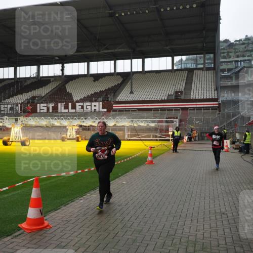 07.12.2025 - St. Pauli X-Mass-Run No. 15 Fabian Wolf http://msf.ph/oto/9419172 07.12.2025 11:30:28 Ziel 2020, 2509, 2876 meine-sportfotos.de