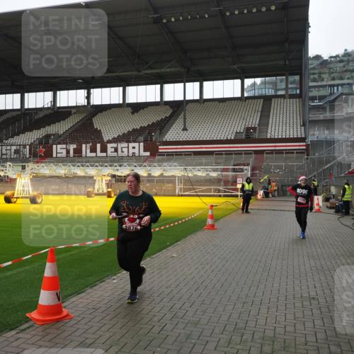 07.12.2025 - St. Pauli X-Mass-Run No. 15 Fabian Wolf http://msf.ph/oto/9419173 07.12.2025 11:30:28 Ziel 2020, 2509, 2876 meine-sportfotos.de