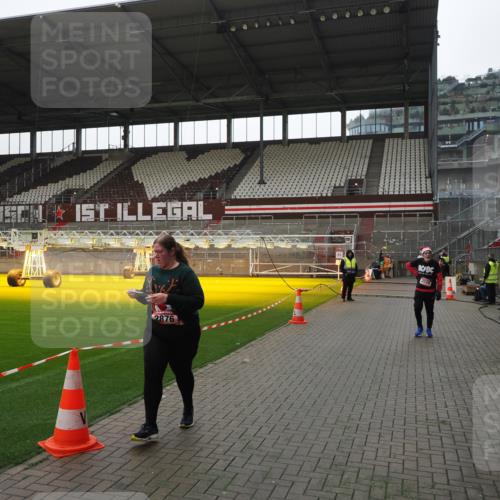 07.12.2025 - St. Pauli X-Mass-Run No. 15 Fabian Wolf http://msf.ph/oto/9419174 07.12.2025 11:30:29 Ziel 2020, 2509, 2876 meine-sportfotos.de