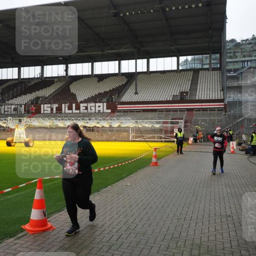 07.12.2025 - St. Pauli X-Mass-Run No. 15 Fabian Wolf http://msf.ph/oto/9419175 07.12.2025 11:30:29 Ziel 2020, 2509, 2876 meine-sportfotos.de