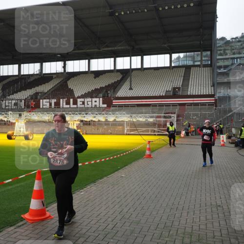 07.12.2025 - St. Pauli X-Mass-Run No. 15 Fabian Wolf http://msf.ph/oto/9419176 07.12.2025 11:30:29 Ziel 2020, 2509, 2876 meine-sportfotos.de