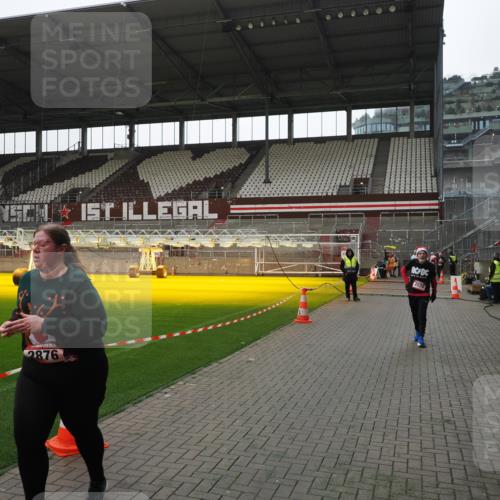 07.12.2025 - St. Pauli X-Mass-Run No. 15 Fabian Wolf http://msf.ph/oto/9419178 07.12.2025 11:30:29 Ziel 2020, 2509, 2876 meine-sportfotos.de