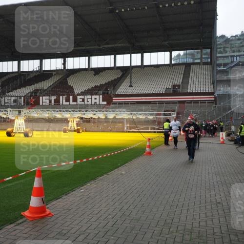 07.12.2025 - St. Pauli X-Mass-Run No. 15 Fabian Wolf http://msf.ph/oto/9419188 07.12.2025 11:30:41 Ziel 865, 870, 872, 2308, 2317, 2319, 2871 meine-sportfotos.de