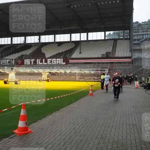 07.12.2025 - St. Pauli X-Mass-Run No. 15 Fabian Wolf http://msf.ph/oto/9419189 07.12.2025 11:30:41 Ziel 865, 870, 872, 2308, 2317, 2319, 2871 meine-sportfotos.de