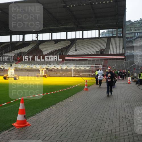 07.12.2025 - St. Pauli X-Mass-Run No. 15 Fabian Wolf http://msf.ph/oto/9419190 07.12.2025 11:30:41 Ziel 865, 870, 872, 2308, 2317, 2319, 2871 meine-sportfotos.de