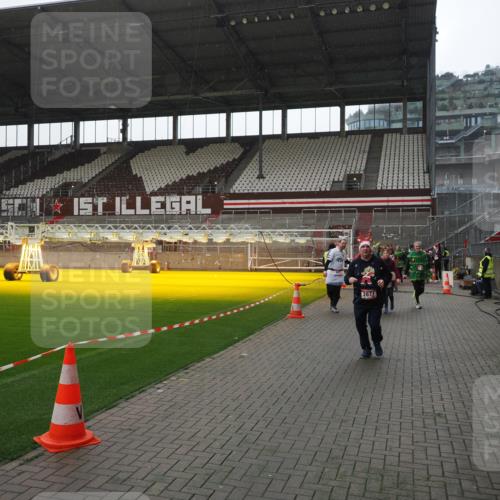 07.12.2025 - St. Pauli X-Mass-Run No. 15 Fabian Wolf http://msf.ph/oto/9419193 07.12.2025 11:30:42 Ziel 487, 848, 865, 870, 872, 2307, 2308, 2311, 2314, 2317, 2319, 2871 meine-sportfotos.de