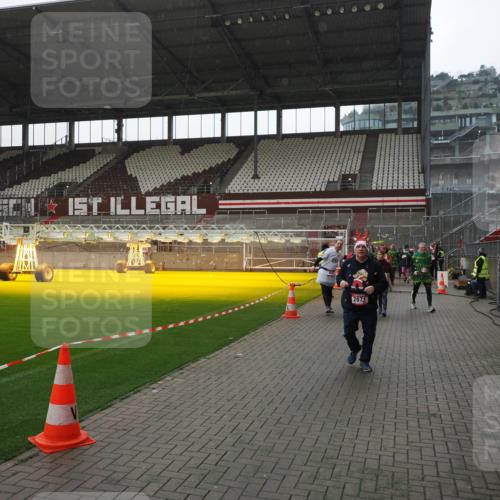 07.12.2025 - St. Pauli X-Mass-Run No. 15 Fabian Wolf http://msf.ph/oto/9419194 07.12.2025 11:30:43 Ziel 487, 579, 581, 848, 865, 870, 872, 2307, 2308, 2311, 2314, 2317, 2319, 2871 meine-sportfotos.de