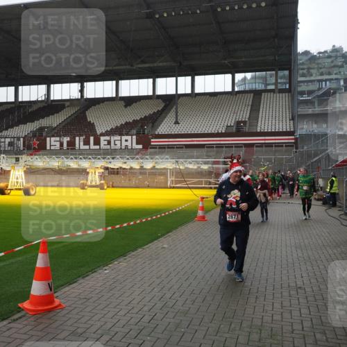 07.12.2025 - St. Pauli X-Mass-Run No. 15 Fabian Wolf http://msf.ph/oto/9419196 07.12.2025 11:30:43 Ziel 487, 579, 581, 848, 865, 870, 872, 2307, 2308, 2311, 2314, 2317, 2319, 2871 meine-sportfotos.de