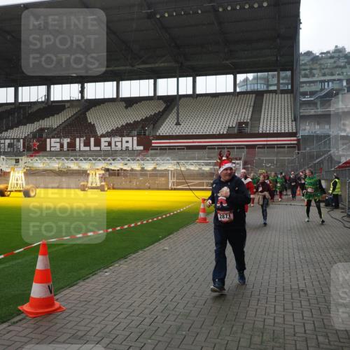 07.12.2025 - St. Pauli X-Mass-Run No. 15 Fabian Wolf http://msf.ph/oto/9419197 07.12.2025 11:30:44 Ziel 487, 539, 579, 581, 848, 865, 870, 872, 2307, 2308, 2311, 2314, 2317, 2319, 2871 meine-sportfotos.de