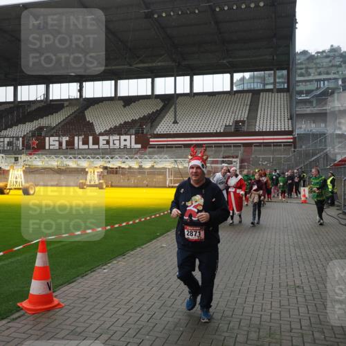 07.12.2025 - St. Pauli X-Mass-Run No. 15 Fabian Wolf http://msf.ph/oto/9419198 07.12.2025 11:30:44 Ziel 487, 539, 579, 581, 848, 865, 870, 872, 2307, 2308, 2311, 2314, 2317, 2319, 2871 meine-sportfotos.de