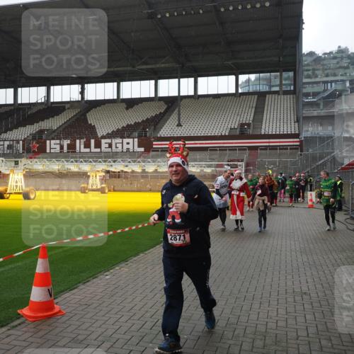 07.12.2025 - St. Pauli X-Mass-Run No. 15 Fabian Wolf http://msf.ph/oto/9419199 07.12.2025 11:30:44 Ziel 487, 539, 579, 581, 848, 865, 870, 872, 2307, 2308, 2311, 2314, 2317, 2319, 2871 meine-sportfotos.de