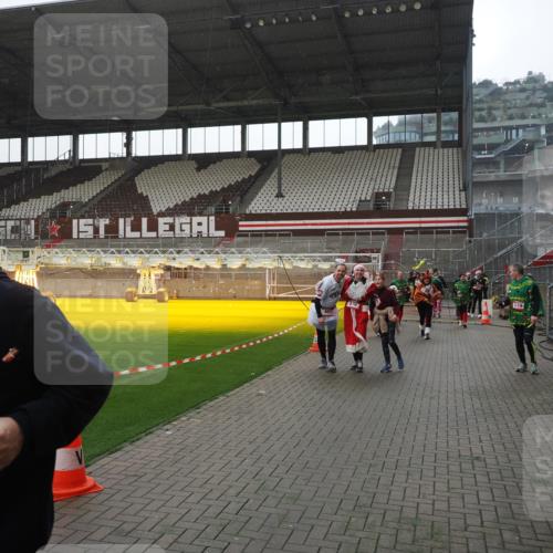07.12.2025 - St. Pauli X-Mass-Run No. 15 Fabian Wolf http://msf.ph/oto/9419204 07.12.2025 11:30:45 Ziel 487, 539, 579, 581, 848, 865, 870, 872, 2307, 2308, 2311, 2314, 2317, 2319, 2449, 2450, 2871 meine-sportfotos.de
