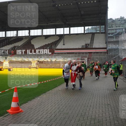 07.12.2025 - St. Pauli X-Mass-Run No. 15 Fabian Wolf http://msf.ph/oto/9419210 07.12.2025 11:30:47 Ziel 487, 539, 579, 581, 848, 865, 870, 872, 2307, 2308, 2311, 2314, 2317, 2319, 2449, 2450, 2871 meine-sportfotos.de