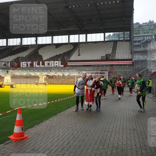 07.12.2025 - St. Pauli X-Mass-Run No. 15 Fabian Wolf http://msf.ph/oto/9419211 07.12.2025 11:30:47 Ziel 487, 539, 579, 581, 848, 865, 870, 872, 2307, 2308, 2311, 2314, 2317, 2319, 2449, 2450, 2871 meine-sportfotos.de