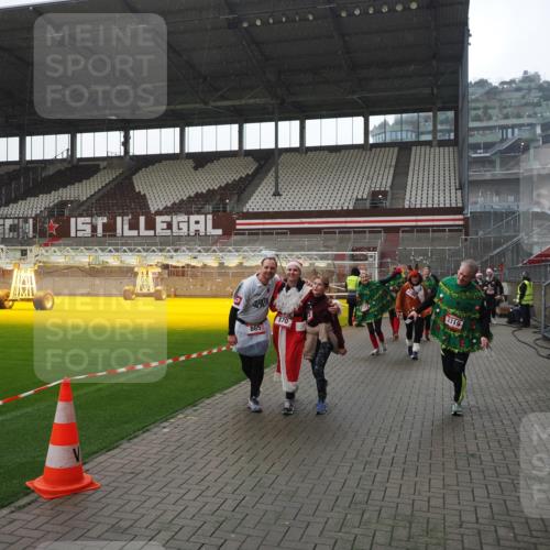 07.12.2025 - St. Pauli X-Mass-Run No. 15 Fabian Wolf http://msf.ph/oto/9419213 07.12.2025 11:30:47 Ziel 487, 539, 579, 581, 848, 865, 870, 872, 2307, 2308, 2311, 2314, 2317, 2319, 2449, 2450, 2871 meine-sportfotos.de