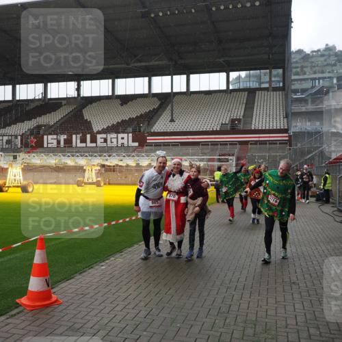 07.12.2025 - St. Pauli X-Mass-Run No. 15 Fabian Wolf http://msf.ph/oto/9419214 07.12.2025 11:30:48 Ziel 487, 539, 579, 581, 848, 865, 870, 872, 2307, 2308, 2311, 2314, 2317, 2319, 2449, 2450, 2871 meine-sportfotos.de