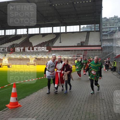 07.12.2025 - St. Pauli X-Mass-Run No. 15 Fabian Wolf http://msf.ph/oto/9419215 07.12.2025 11:30:48 Ziel 487, 539, 579, 581, 848, 865, 870, 872, 2307, 2308, 2311, 2314, 2317, 2319, 2449, 2450, 2871 meine-sportfotos.de