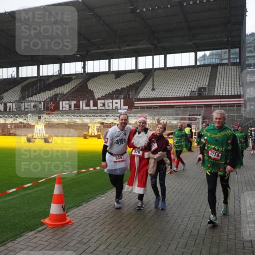 07.12.2025 - St. Pauli X-Mass-Run No. 15 Fabian Wolf http://msf.ph/oto/9419218 07.12.2025 11:30:48 Ziel 487, 539, 579, 581, 848, 865, 870, 872, 2307, 2308, 2311, 2314, 2317, 2319, 2449, 2450, 2871 meine-sportfotos.de
