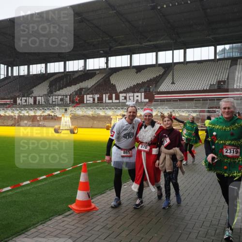 07.12.2025 - St. Pauli X-Mass-Run No. 15 Fabian Wolf http://msf.ph/oto/9419220 07.12.2025 11:30:49 Ziel 487, 539, 554, 579, 581, 848, 865, 870, 872, 2307, 2308, 2311, 2314, 2317, 2319, 2449, 2450, 2871, 3328 meine-sportfotos.de