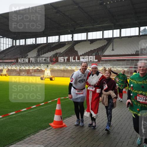 07.12.2025 - St. Pauli X-Mass-Run No. 15 Fabian Wolf http://msf.ph/oto/9419221 07.12.2025 11:30:49 Ziel 487, 539, 554, 579, 581, 848, 865, 870, 872, 2307, 2308, 2311, 2314, 2317, 2319, 2449, 2450, 2871, 3328 meine-sportfotos.de