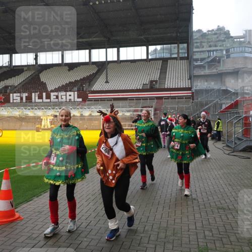 07.12.2025 - St. Pauli X-Mass-Run No. 15 Fabian Wolf http://msf.ph/oto/9419229 07.12.2025 11:30:52 Ziel 487, 539, 554, 579, 581, 848, 865, 870, 872, 2307, 2308, 2311, 2314, 2317, 2319, 2449, 2450, 2871, 3328 meine-sportfotos.de
