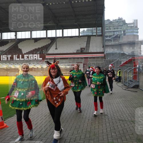 07.12.2025 - St. Pauli X-Mass-Run No. 15 Fabian Wolf http://msf.ph/oto/9419230 07.12.2025 11:30:52 Ziel 487, 539, 554, 579, 581, 848, 865, 870, 872, 2307, 2308, 2311, 2314, 2317, 2319, 2449, 2450, 2871, 3328 meine-sportfotos.de